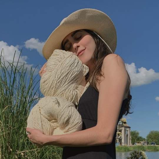 100% Villalanka, Orgaaninen Virgin wool, woman with farm hat