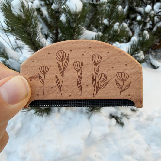 Puinen nypynpoistaja – villakampa neuleiden pinnan siistimiseen