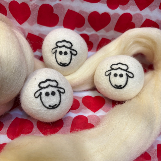 Praktiska tvättbollar i lammull – ett naturligt och ekologiskt ersättningsmedel för sköljmedel