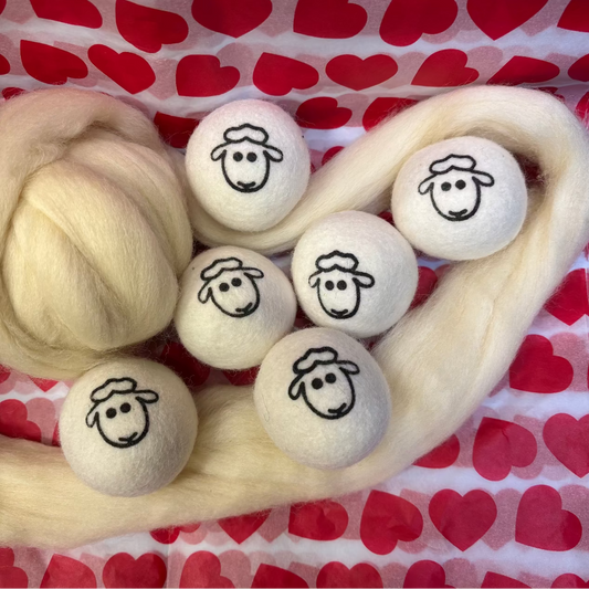 Praktiska tvättbollar i lammull – ett naturligt och ekologiskt ersättningsmedel för sköljmedel