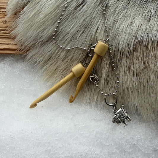 Everywhere crochet Mini Kit – compact bamboo crochet and knitting tools for on-the-go repairs. Includes mini hook, needle, and sheep-shaped stitch marker. Perfect for travel, yarn shops, or quick fixes at home. Lightweight, durable, and portable