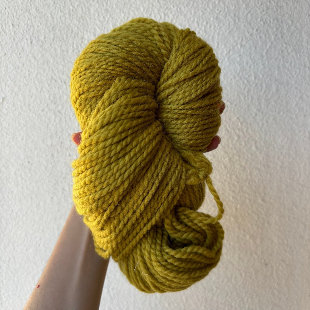 Keltainen merinovillalanka, joka tuo iloa ja väriä käsitöihin. Gul merinoullgarn, som ger glädje och färg till ditt hantverk. Yellow merino wool yarn, adding joy and color to your crafts.