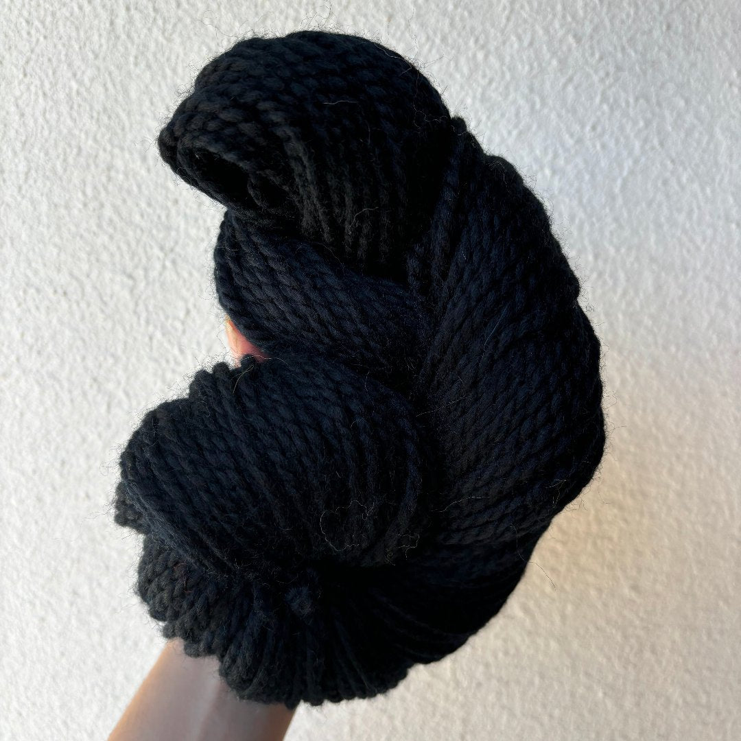 äydellinen pehmeyden ja lämmön yhdistelmä. Svart merinoullgarn, en perfekt kombination av mjukhet och värme. Black merino wool yarn, the perfect combination of softness and warmth.