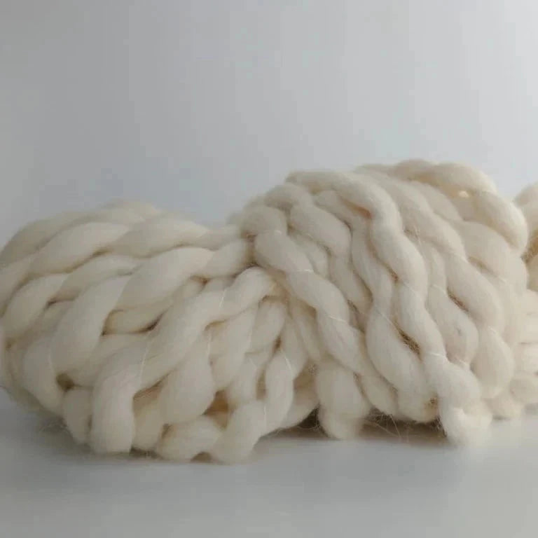 Super chunky wool, a thick and cozy yarn perfect for creating warm and stylish knitted items, ideal for quick projects. Paksu Villalanka