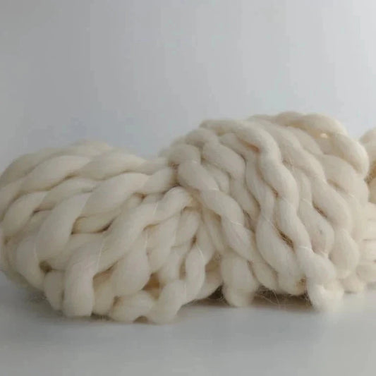 Super chunky wool, a thick and cozy yarn perfect for creating warm and stylish knitted items, ideal for quick projects. Paksu Villalanka