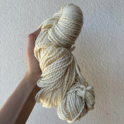 Valkoinen merinovillalanka, ihanteellinen pehmeisiin ja lämpimiin käsitöihin. Vit merinoullgarn, perfekt för mjuka och varma hantverk. White merino wool yarn, ideal for soft and warm crafts.