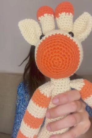 Iso pehmeä käsin virkattu kirahvi pehmolelu - handmade toy - knitted giraff