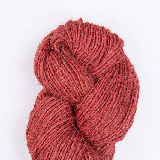 Pehmeä 100% laamavilla Aran yarn in natural raparperi color – soft, warm and eco-friendly rbubarb red llama wool from Villama