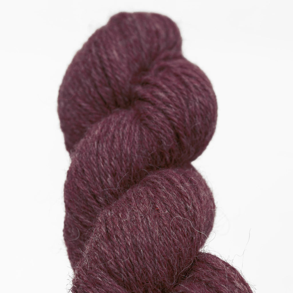 Pehmeä laama & merinovilla Aran yarn – soft, warm and natural blend from Villama - red grape